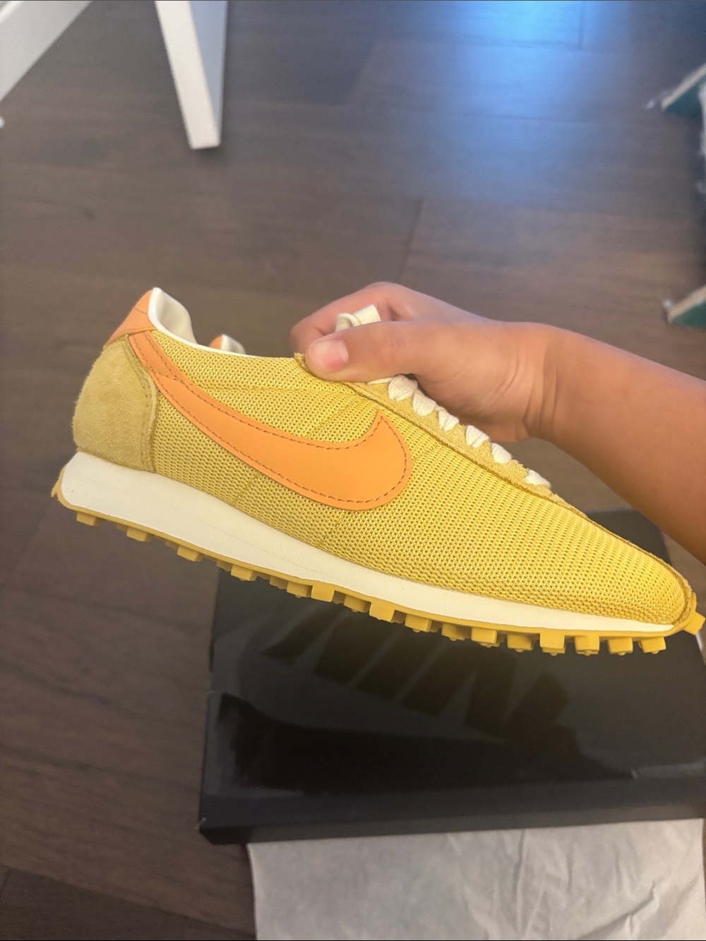 Women’s Nike Saturn Gold Low-Top Retro Running Sneakers (LD-1000) - Picture 3 of 7